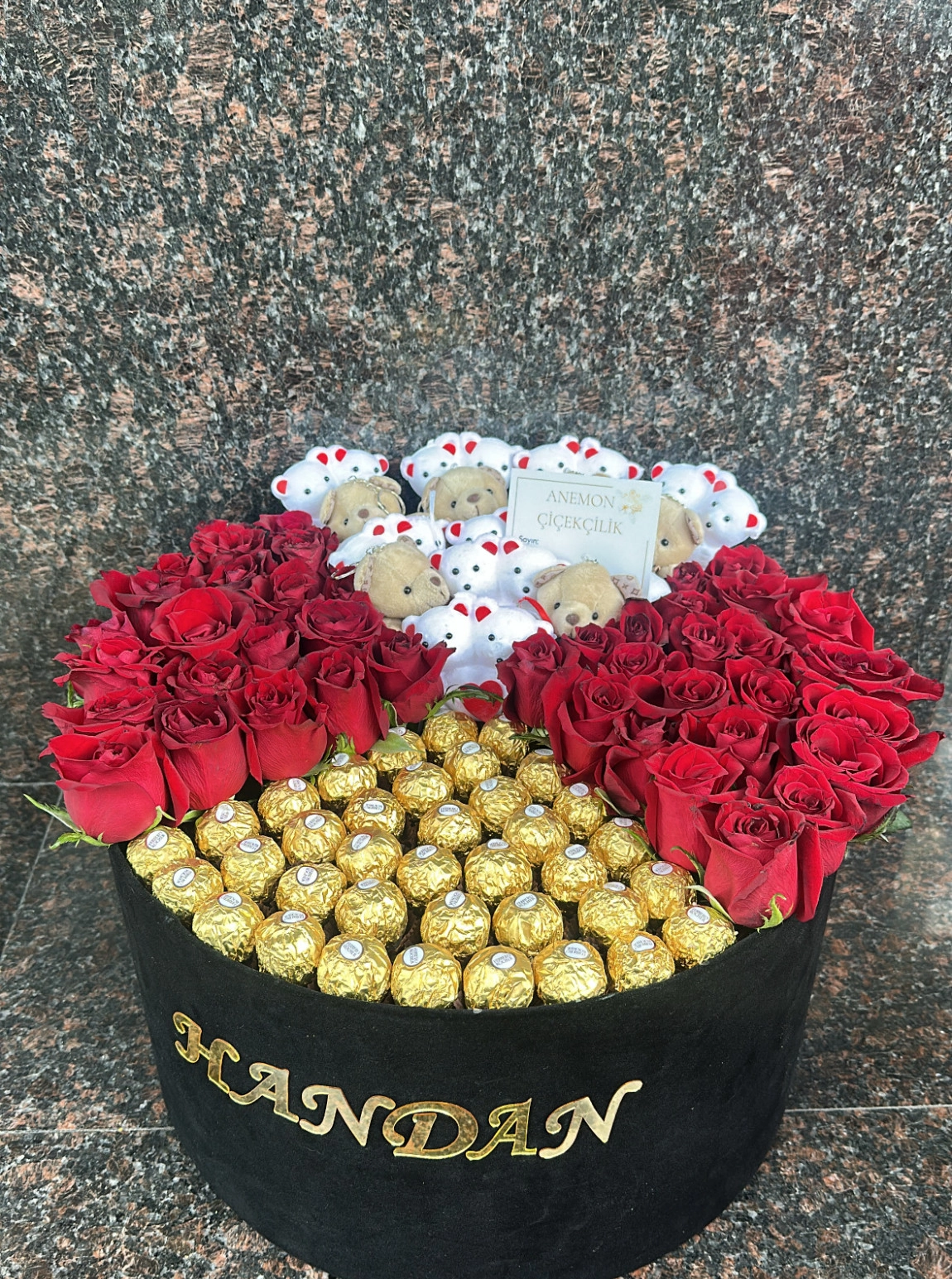 Siyah Kutuda Kırmızı Güller, Ayıcık Ve Ferrero Çikolatalar