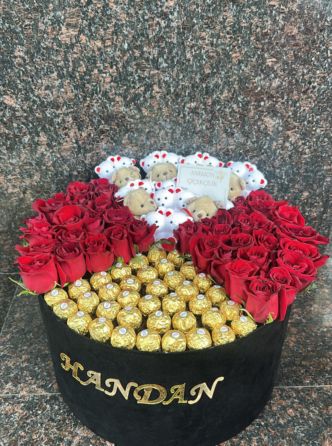 Siyah Kutuda Kırmızı Güller, Ayıcık Ve Ferrero Çikolatalar
