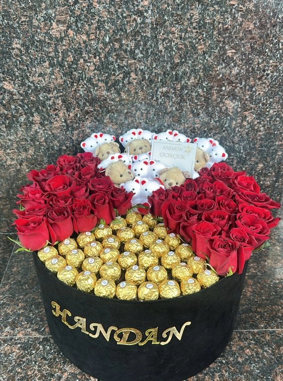Siyah Kutuda Kırmızı Güller, Ayıcık Ve Ferrero Çikolatalar